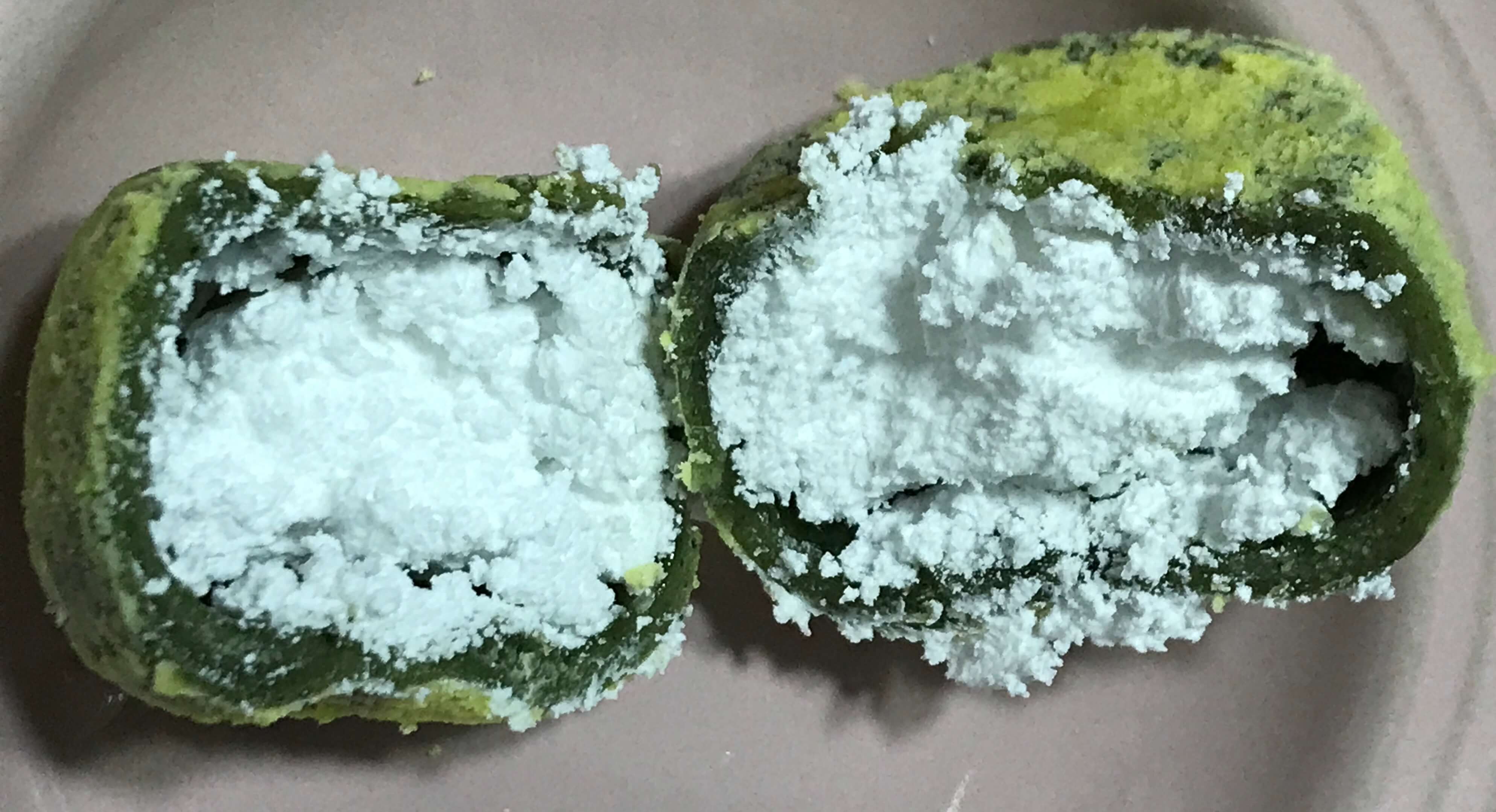 떡을 반으로 자른 모습입니다.