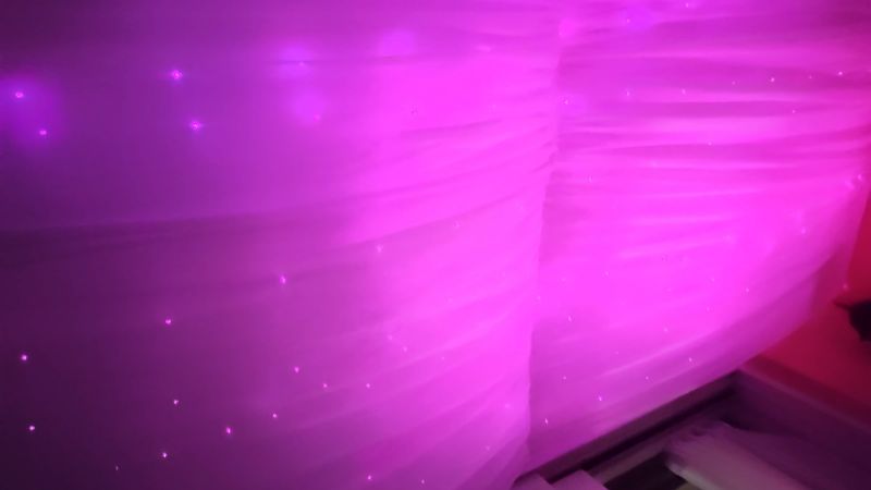 전체적인 캐노피 모습 불빛이 하얀천에 번지며 마법같은 느낌을 만들어줌