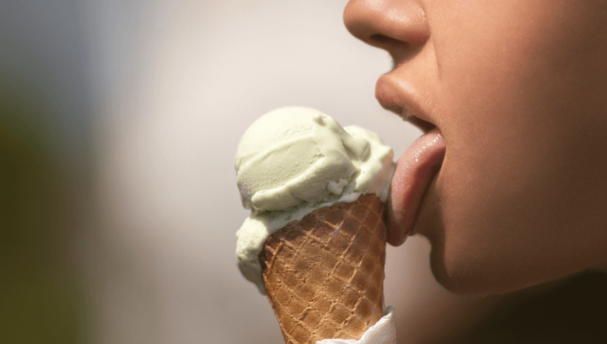 혓바늘이 돋는 이유로 차가운 아이스크림을 먹고 있는 모습