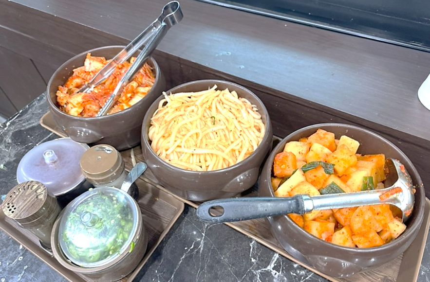 테이블에 비치되어 있는 수원 유치회관의 밑반찬과 양념들