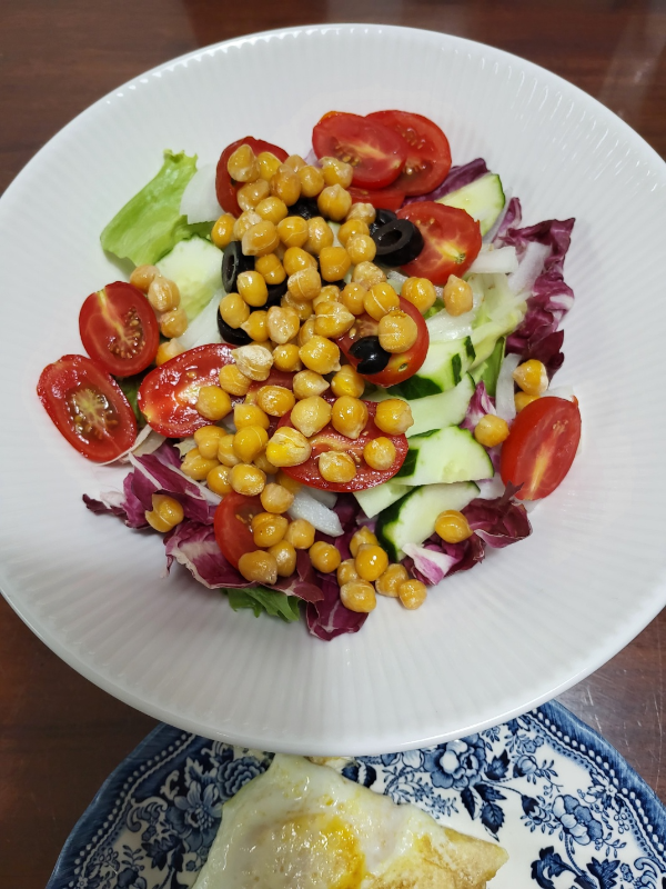 병아리콩 샐러드와 달걀프라이