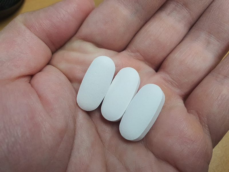 손위에-올려진-알약