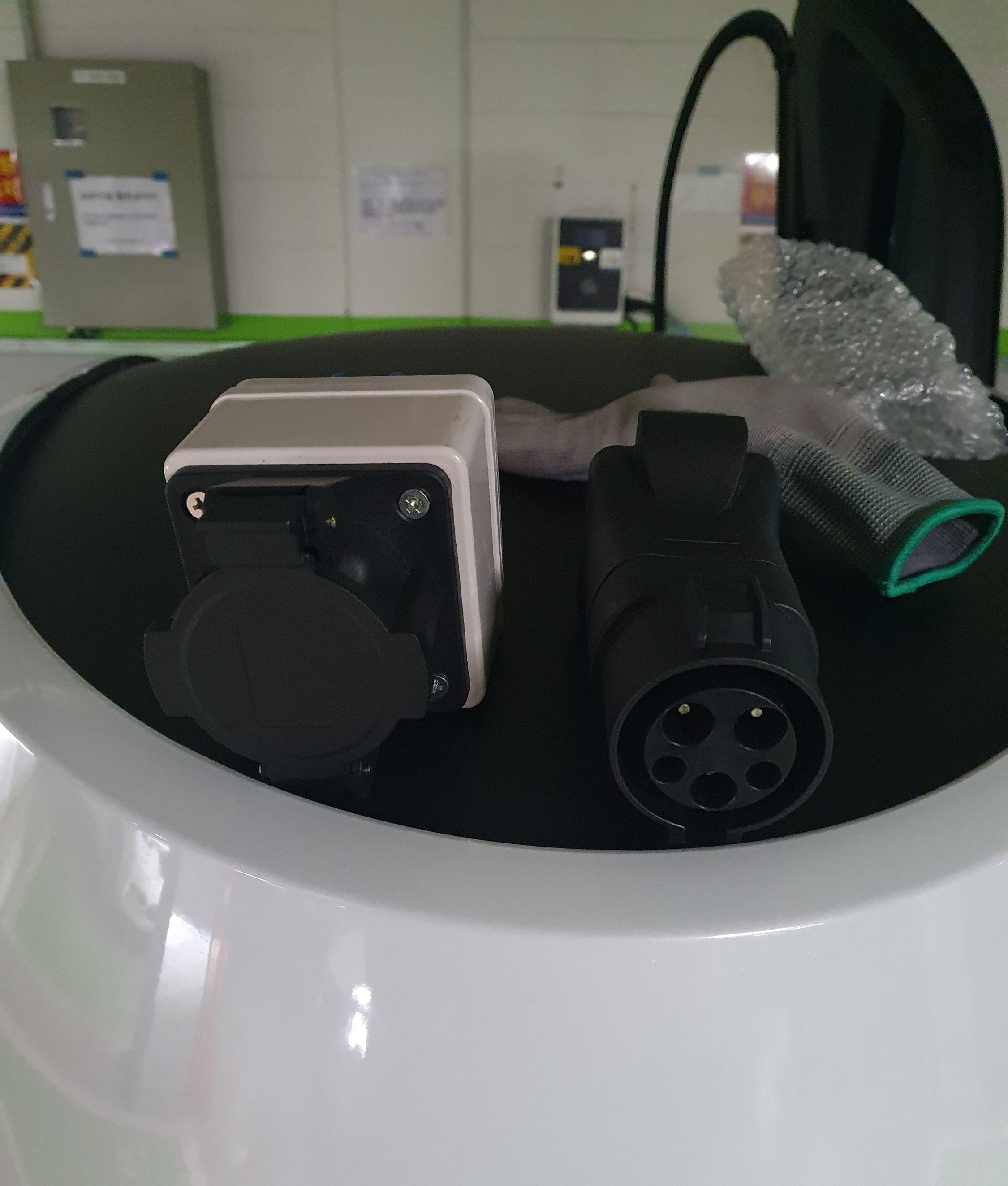 5핀 젠터 구멍쪽 사진(좌 이군젠더, 우 알리젠더)