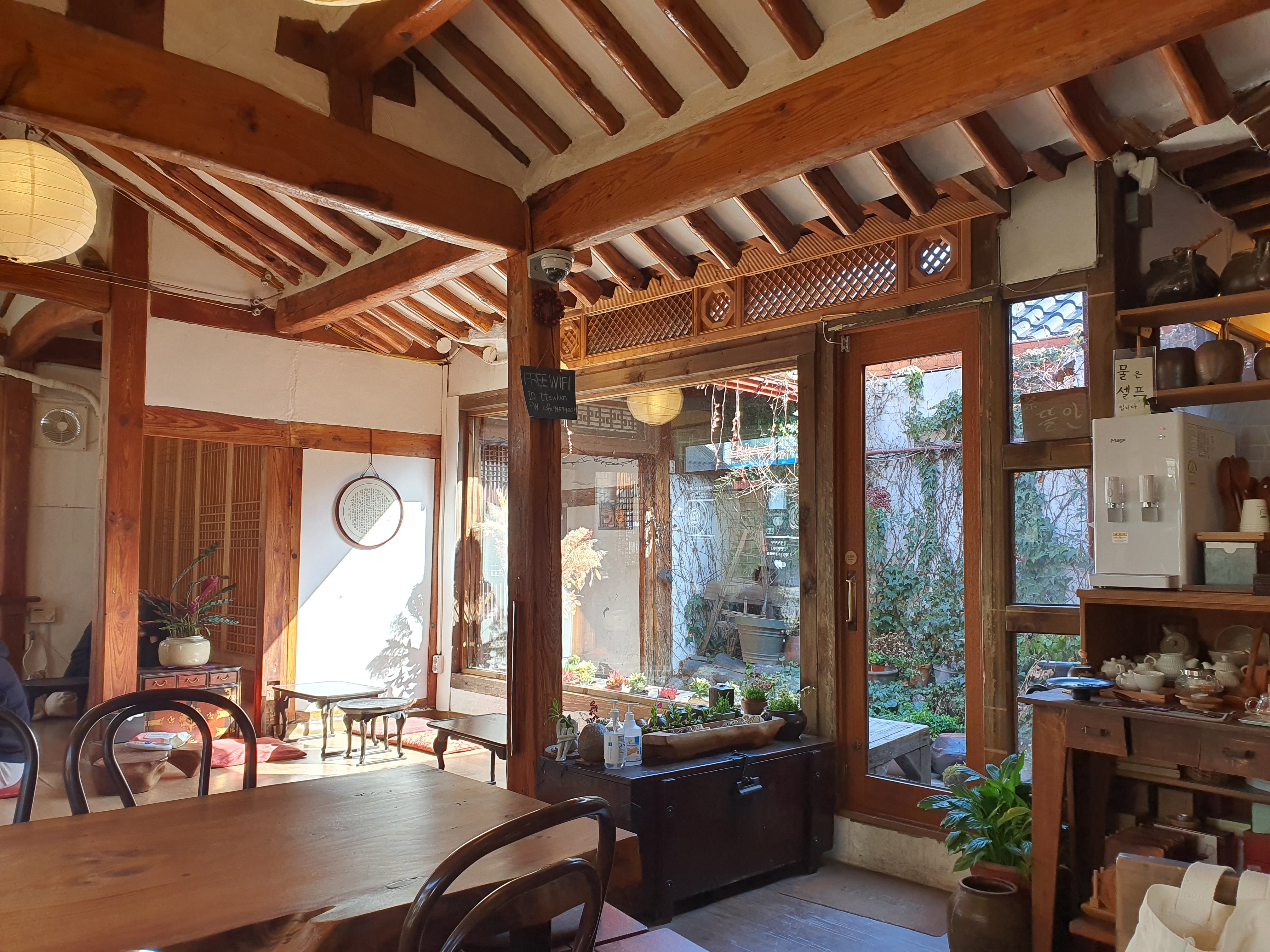 카페-뜰안-내부-전경