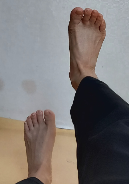다리를 뻗고 발끝을 당기며 햄스트링 스트레칭을 하는 모습