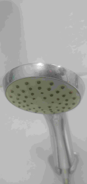 샤워기 물줄기가 삐딱하게 나오는 모습