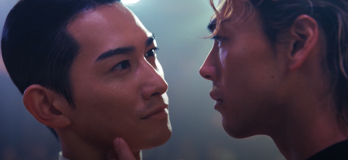 영화 텐댄스 경연이 끝난 후 마주보는 두사람.