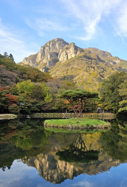 가을 단풍과 백양사 연못에 비친 월출산의 반영 전경