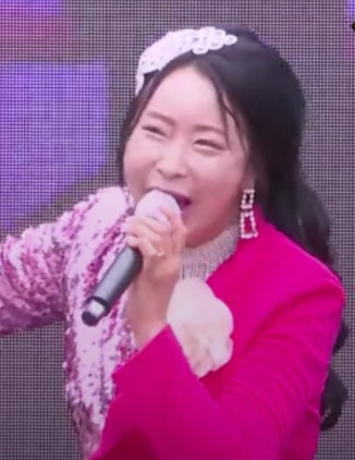40대 유튜버 겸 트로트 여가수 김수진 