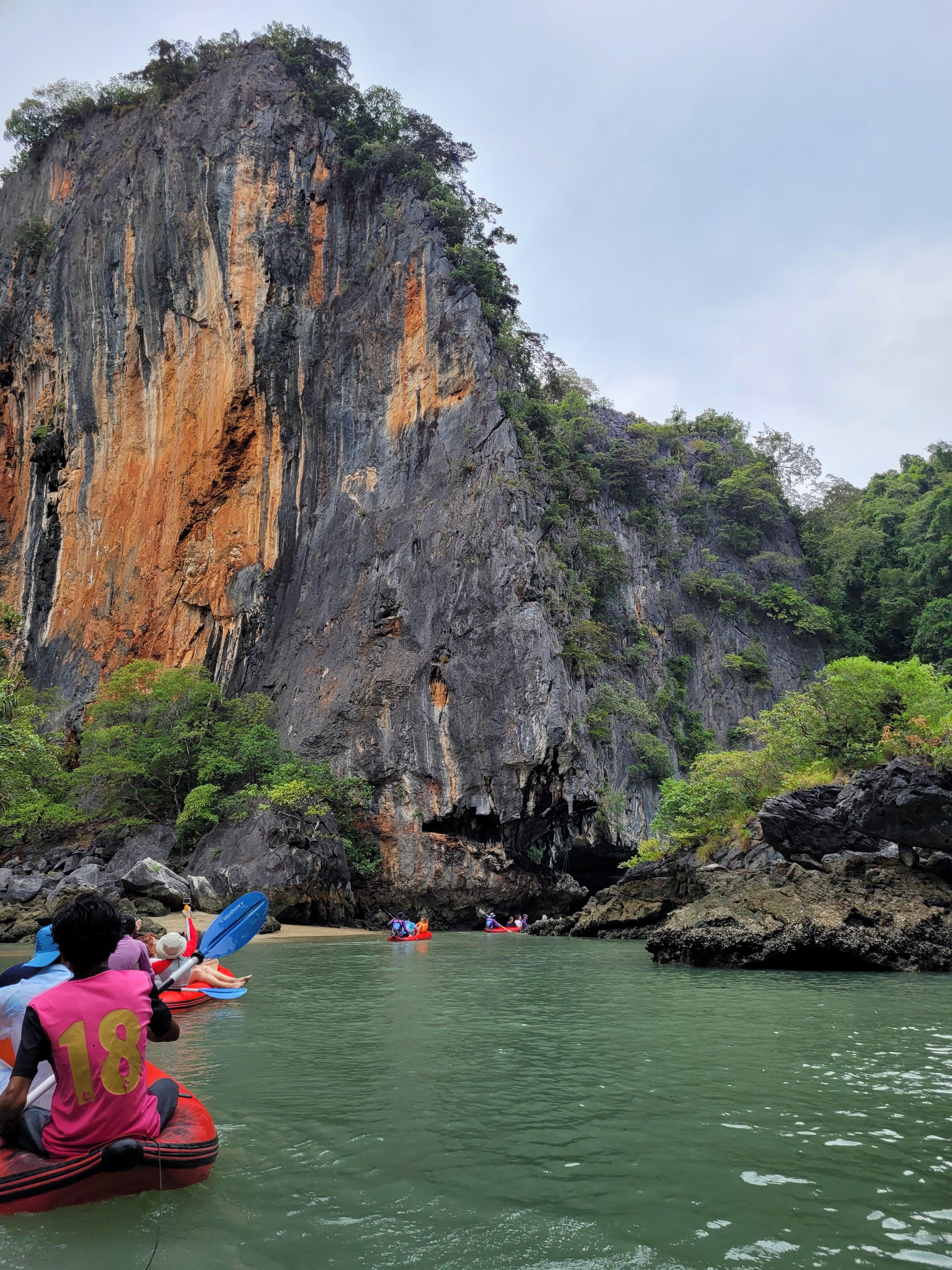 팡아만 카약 체험 중 맞이하는 멋진 자연 경관