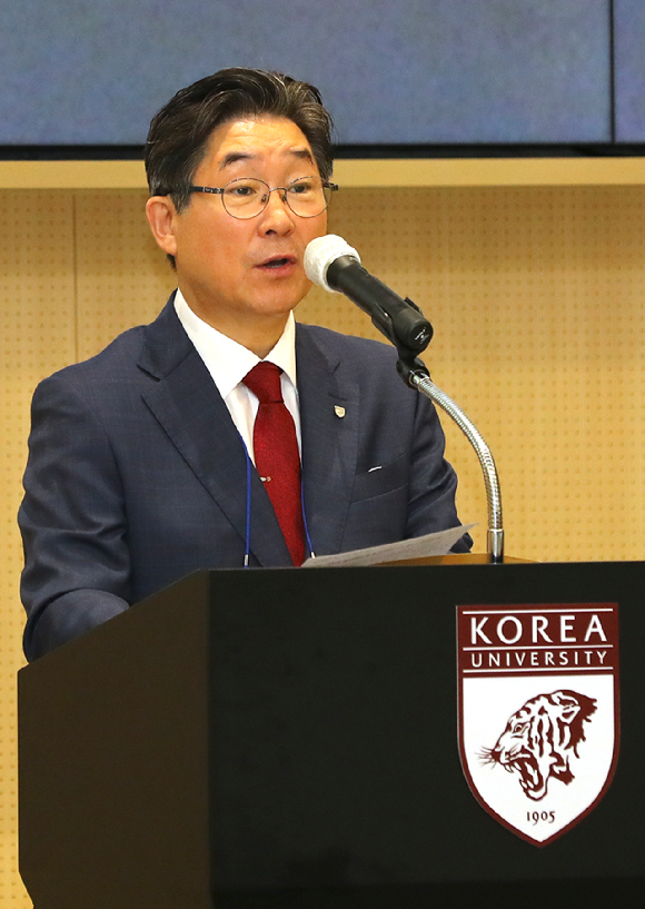 고려대학교가 2025학년도 대학 입시에서 학교폭력 징계 이력이 있는 지원자는 최대 20점을 감점하겠다고 밝혔다. 사진은 김 총장이 지난해 7월 3일 서울 성북구 고려대학교 SK미래관 최종현홀에서 열린 '한미상호방위조약 체결 70주년 기념 심포지엄 개회식'에서 환영사하고 있는 모습. [사진=뉴시스]