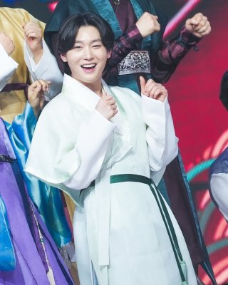가수김용빈가수팬카패,나이,프로필,사주,음악,부모,할머니,아버지,펜카페,소속사,노래,고향