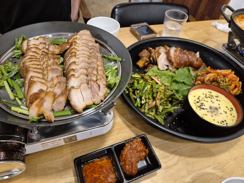 족발보쌈한상 기본 테이블 세팅