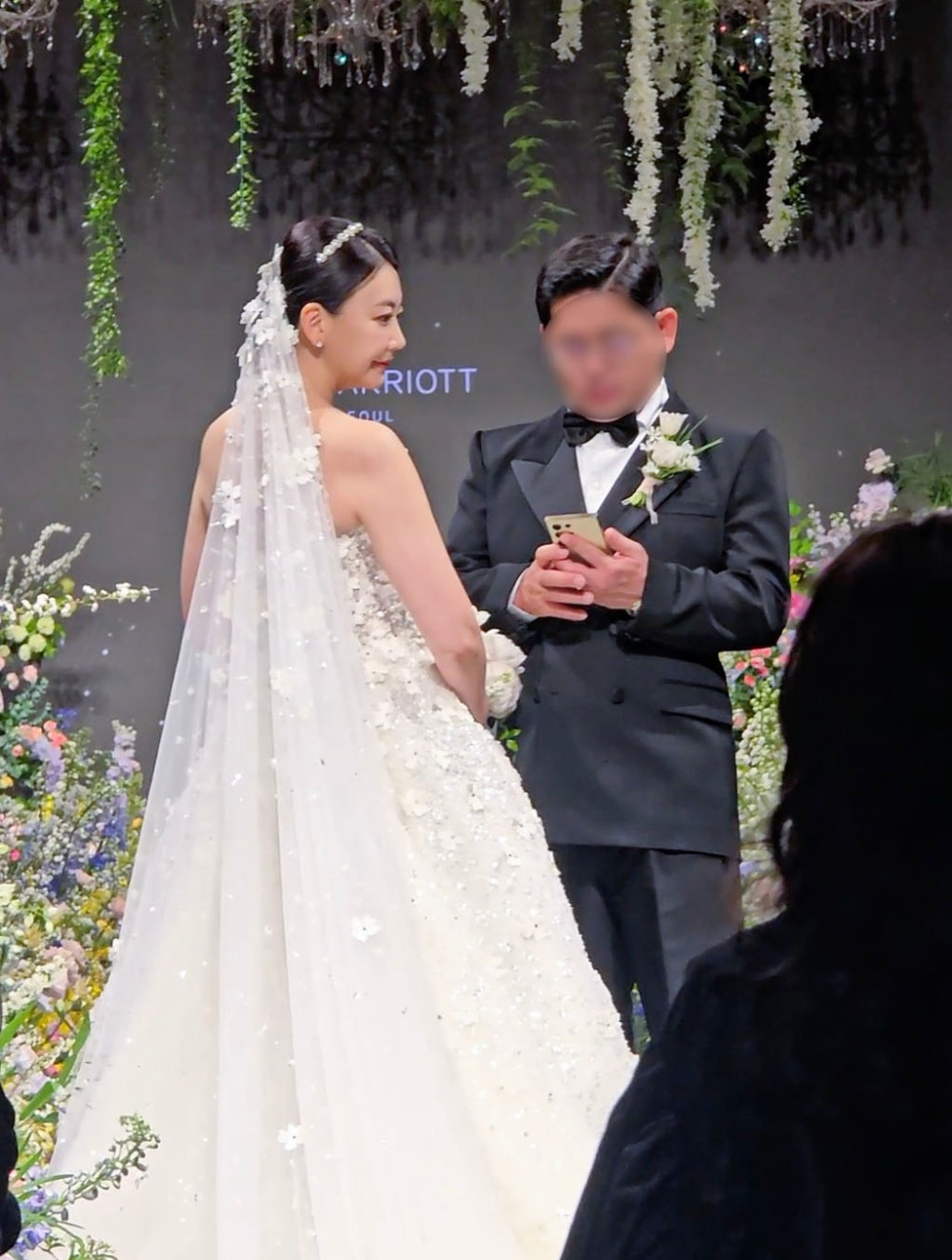 화려한 결혼식, 숨겨진 불안감