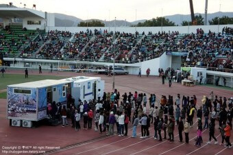 야외-이동화장실에서-줄서있는-시민들