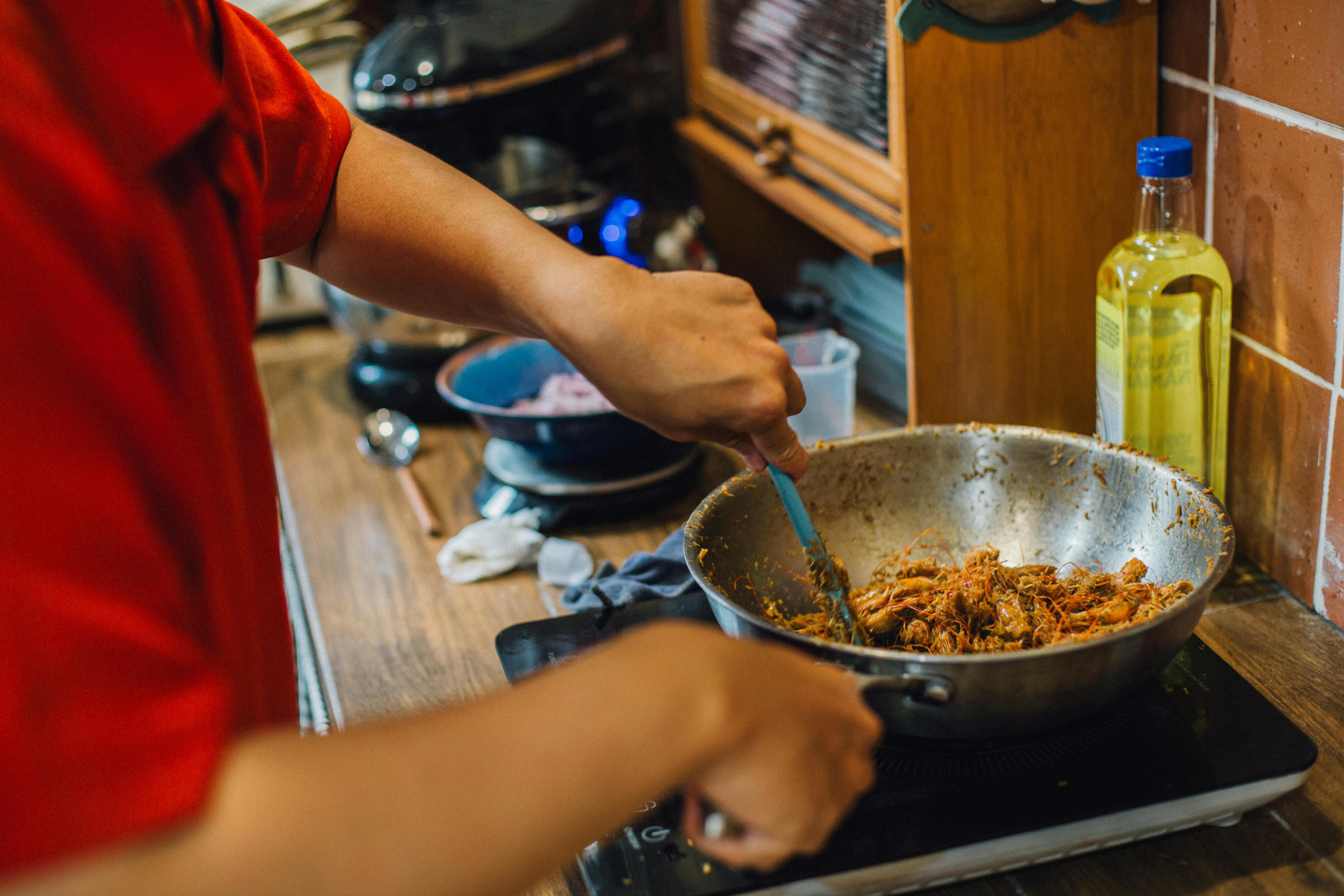 김치 먼저 볶기 (가장 중요)