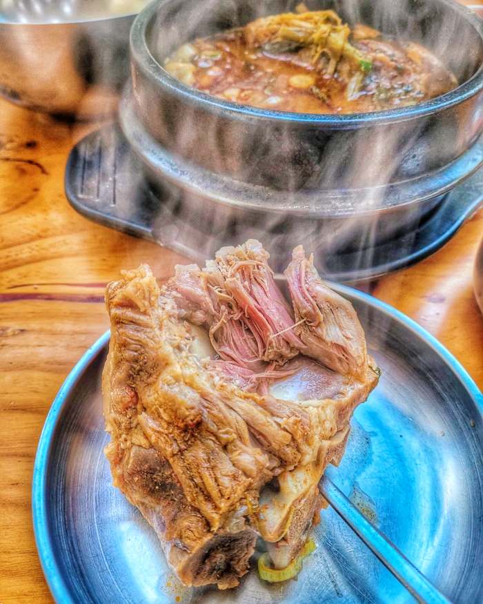 생방송투데이 인천 소래포구 높이만 25cm 산더미 뼈탑 감자탕 맛집