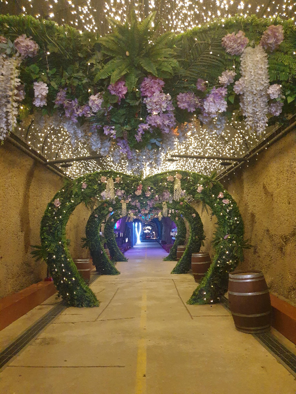 하트 조명으로 꾸며진 머루 와인 동굴 내부