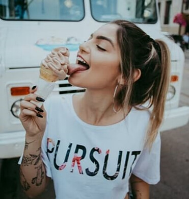 아이스크림-먹는-여자