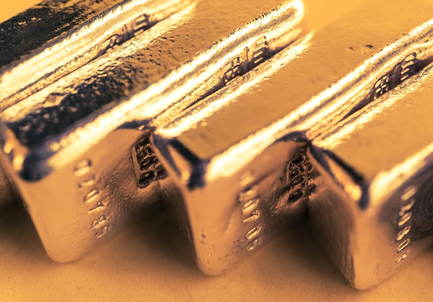 테이블 위에 놓인 골드바와 금화 클로즈업 사진