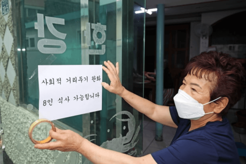 8인식사-가능-문구를-부탁중인-아주머니