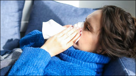감기에 걸린 여성