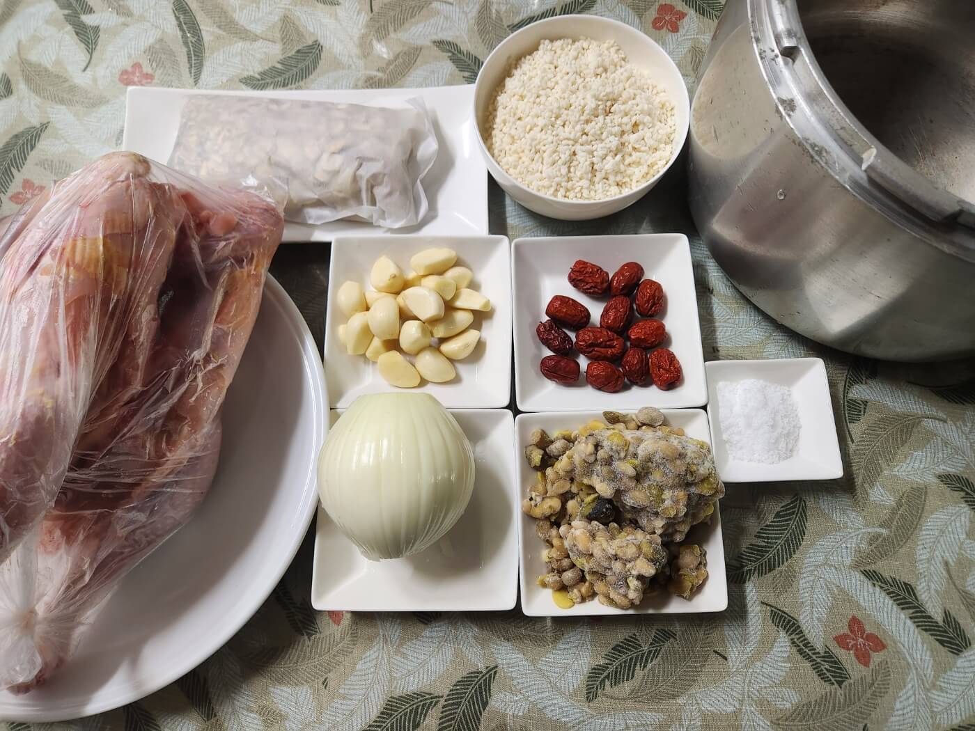 토종닭 압력솥으로 백숙 삶는 시간은 센불 기준으로 20분 ~ 25분이다. 압력솥으로 끓이기 때문에 압력을 빼주는 시간 5분 정도가 필요하다