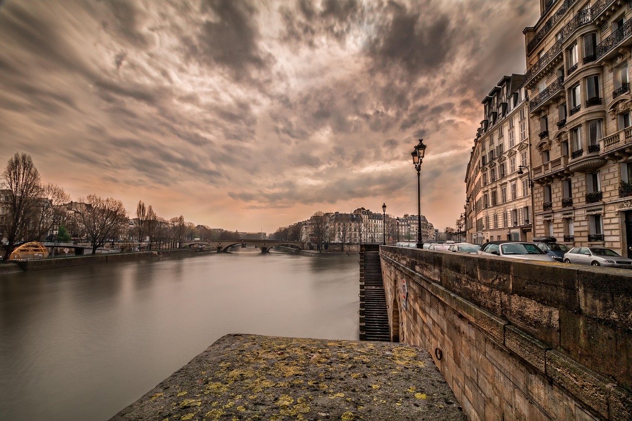 불길한 기운이 감도는 센 강