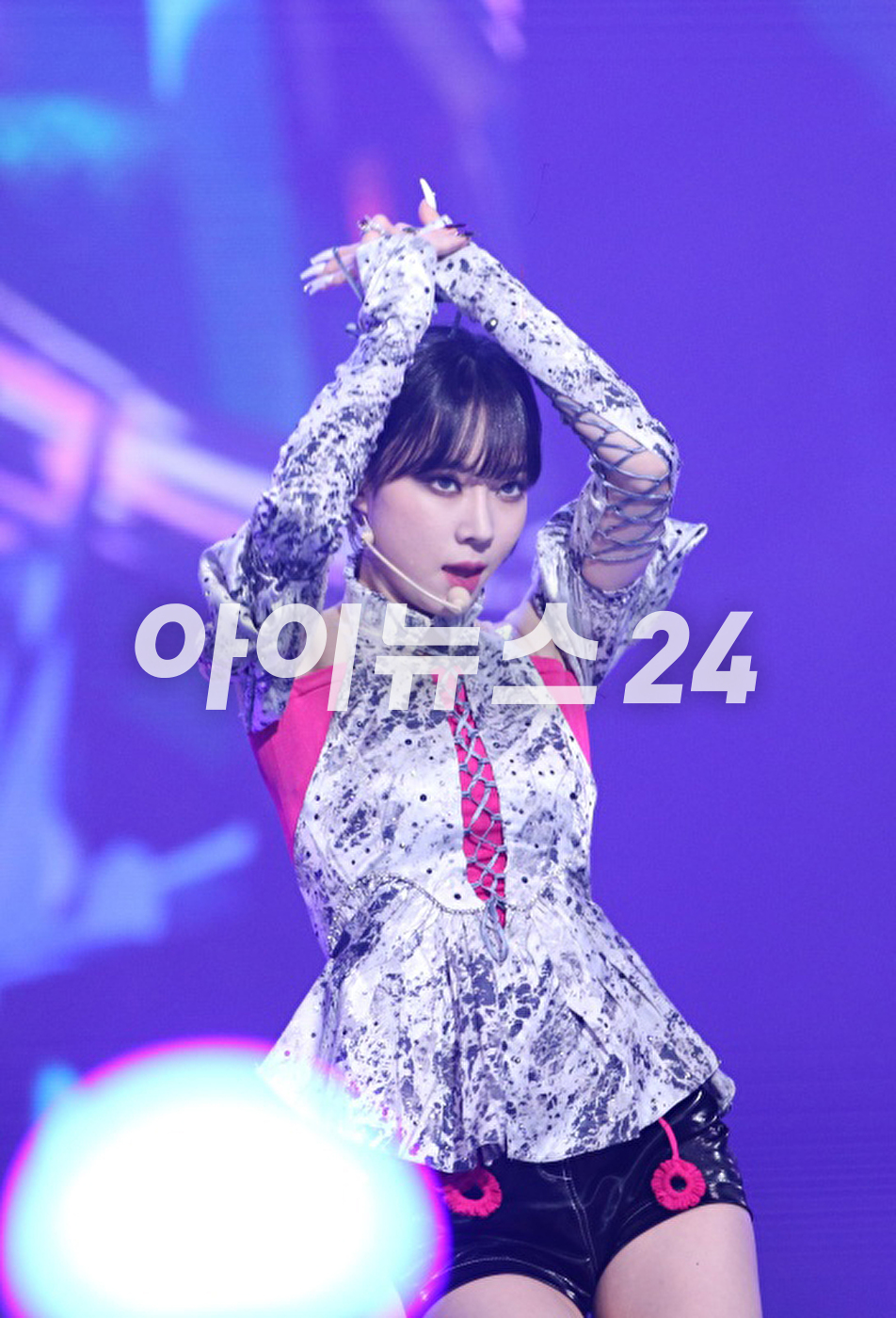 그룹 에스파(aespa)가 31일 오후 진행된 &#39;2021 MBC 가요대제전&#39;에 참석해 멋진 무대를 선보이고 있다. [사진=MBC]