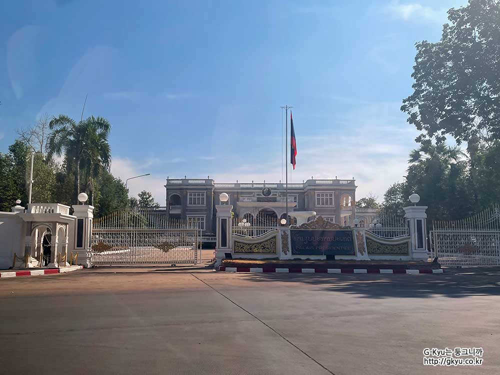 라오스 비엔티안의 대통령 궁 앞