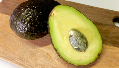 반으로 가른 아보카도