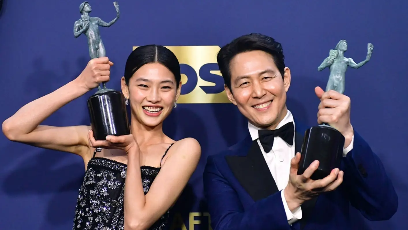 오징어게임2-
시상식에서 두배우가 트로피를 들고 기뻐하는 모습