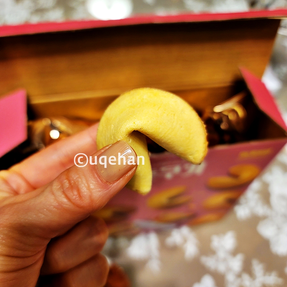 노브랜드 포춘쿠키를 포장을 뜯어 손으로 집고 있다.