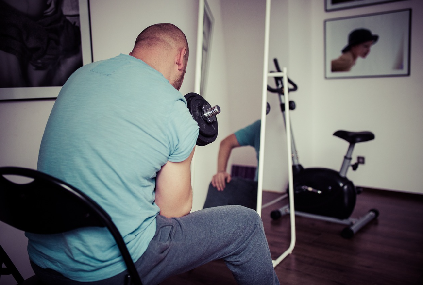 스마트 피트니스 미러로 운동하는 모습