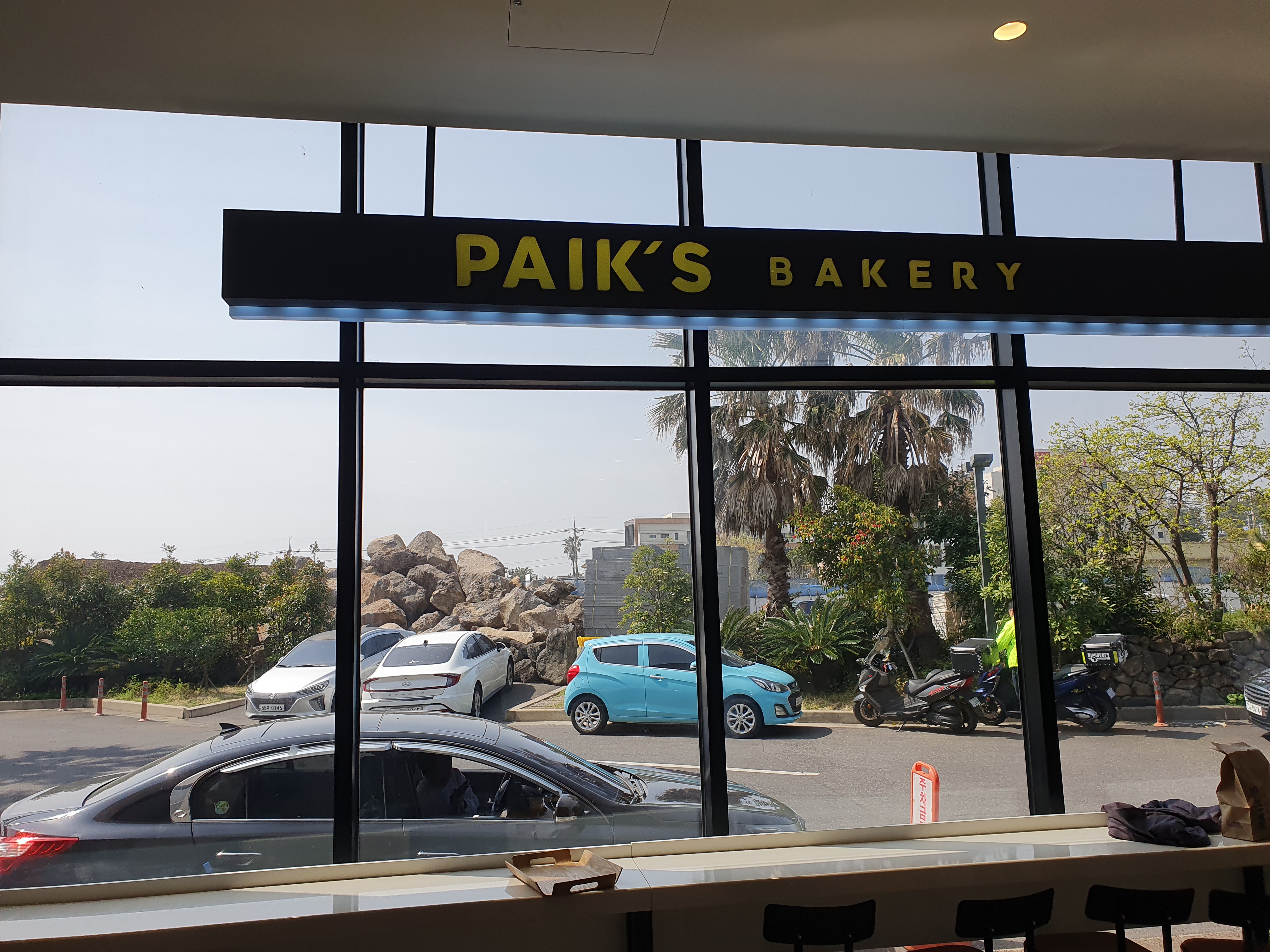 제주 빽스 베이커리 매장안에서 밖을 본 풍경