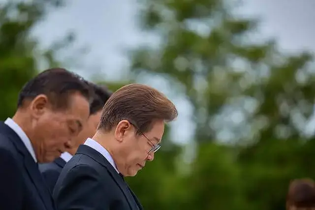 제21대 대선 후보 이재명이 현충원에서 묵념하고 있습니다.