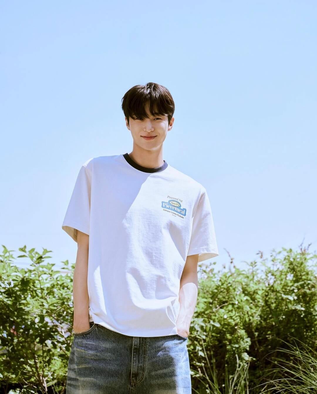 주머니에-손을넣고-미소짓는-남배우