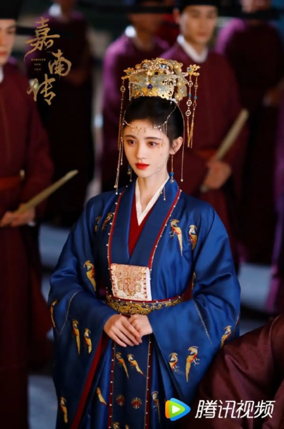 가남전-파란옷을-입고-서있는-가남군주