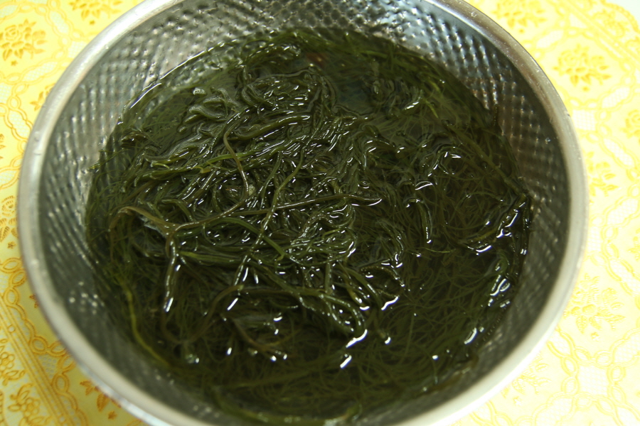 꼬시래기 손질 하는 모습