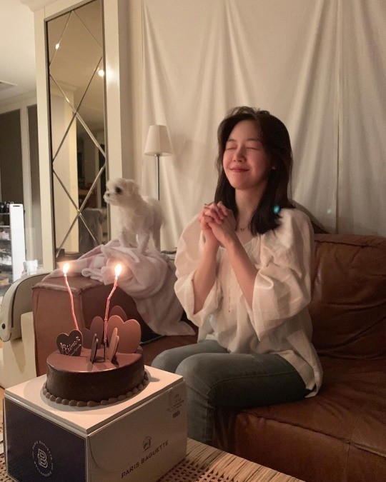 생일축하를 받고 있는 방민아의 모습