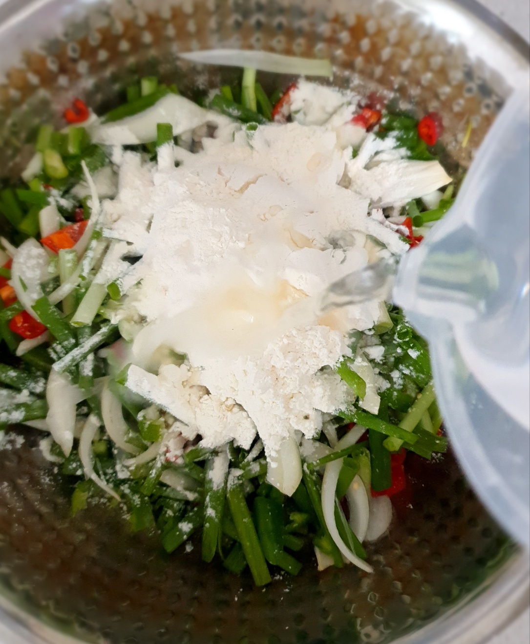 물을-넣고-섞어줍니다.