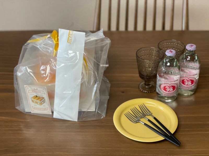 스트로베리32 연남동 망고 케이크 맛집 - 먹을 준비