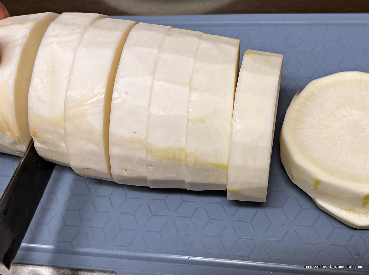 냉면 고명용 무를 자르는 사진