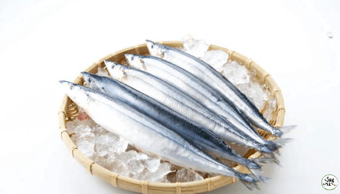 대나무그릇로 만든 접시 위에 얼음을 넣고 그 위에 꽁치 5마리가 올려져 있다