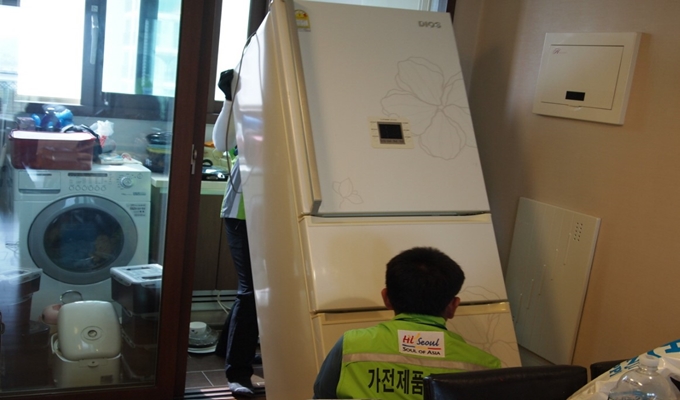 대형 냉장고를 회수하고 있는 업체 작업 현장