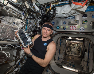 우주비행사가 생체 센서 모니터링으로 건강 상태를 측정하는 모습