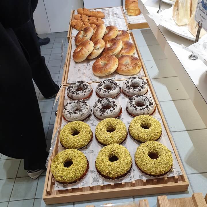 베이커리블레어의-다양한-베이글이-진열돼있다-특이하게-쿠앤크베이글과-피스타치오베이글이-있다
