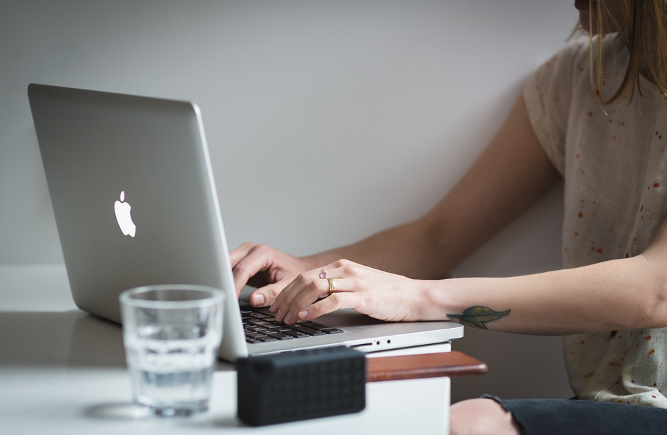 한 여성이 노트북으로 작업하는 모습