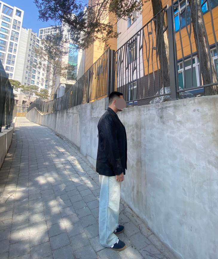 데일리룩('26.2.28.)아크메드라비 ADLV 카우하이드 레더재킷 레더블레이저, 스컬프터 니트 티셔츠, 에러스익셉티드 와이드 연청 데님 팬츠, 컨버스 올스타 클래식 트레이너 옥스