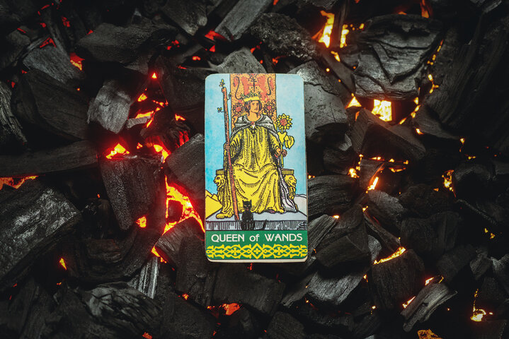타로 카드 해석 - 완드 퀸 (Queen of Wands): 열정과 자신감으로 빛나는 여왕